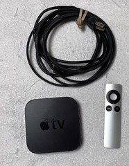 Apple TV 2nd Generation A1378 Streaming Media Player MC572LL/A w/ Remote Cables