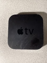 Apple TV A1378 Black 2nd Generation 8GB 720p HD Media Streamer without Remote