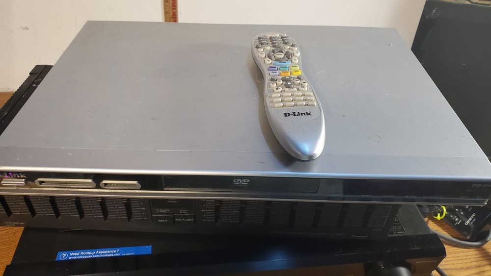D-link MediaLounge DSM-320RD Digital Media Streamer With Remote & Power Cord
