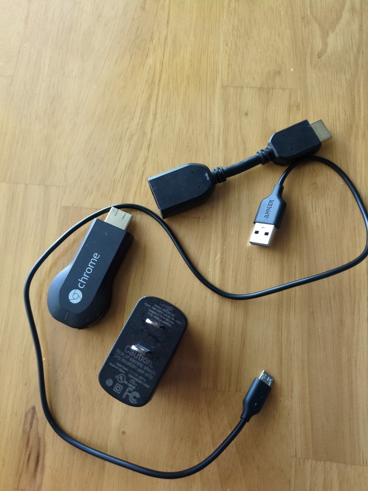 Google Chromecast (1st Generation) HDMI Media Streamer Black H2G2-42 Complete