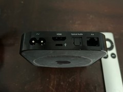 Apple TV (3rd Generation) 8GB Digital HD Media Streamer With Original Remote