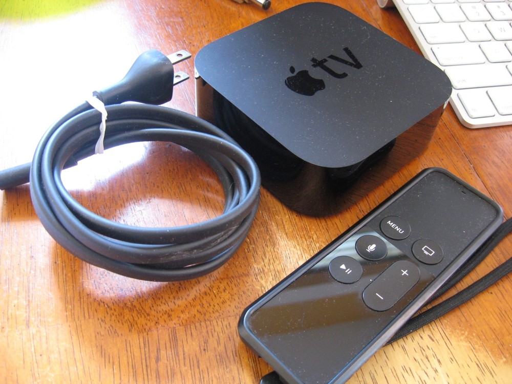 Apple TV (HD / 4th Generation) 32GB HD Media Streamer – Black (MR912LL/A)