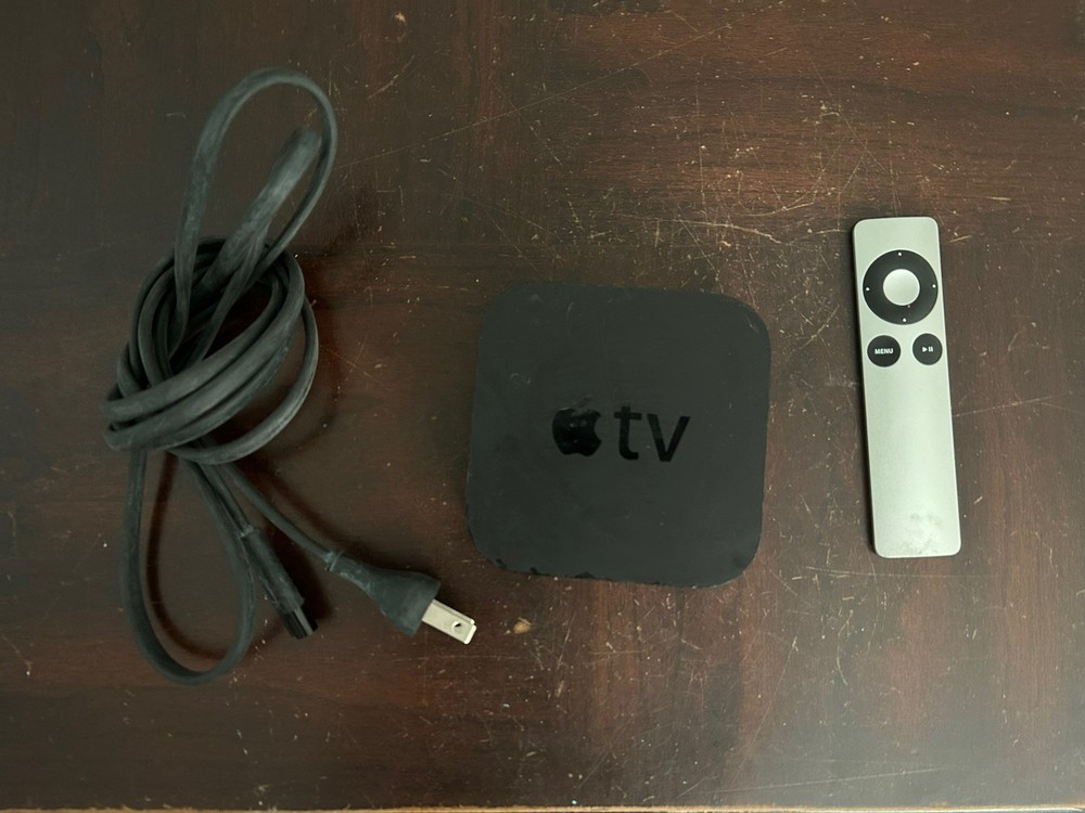 Apple TV (3rd Generation) 8GB Digital HD Media Streamer With Original Remote
