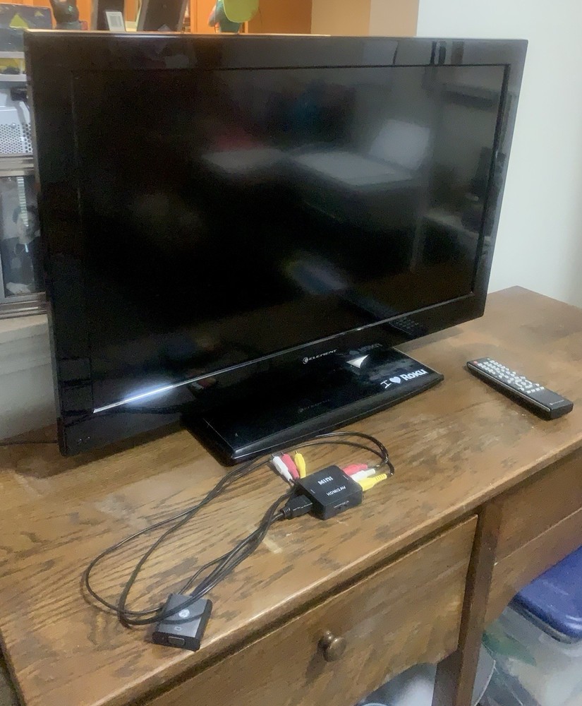 Pre-Owned Element ELEFW328 32″ Remote included + a free roku device