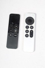 APPLE A1625 TV HUB 4th GEN 32 GB WITH POWER CORD AND REMOTES HUB WORKS