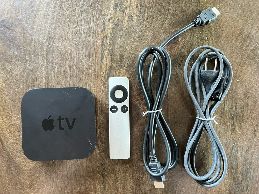 Apple TV 3rd Gen A1469 – 8GB Media Streamer – With Remote & HDMI Cable