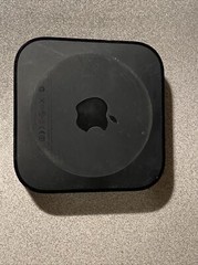 Apple TV A1378 Black 2nd Generation 8GB 720p HD Media Streamer without Remote