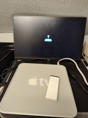 Apple TV 1st Gen A1218 w/ Remote – Powers On To Question Mark – For Parts