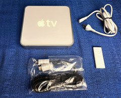 Apple TV A1218 1st Generation 160GB HD Local Media Streamer with Remote & Cables
