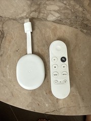 Google Chromecast with Google FHD TV – Snow (GA03131-US)