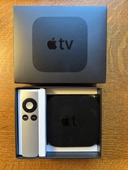Apple TV 4th Generation HD Media Streamer (A1625, 32GB) MGY52LL/A Silver Remote