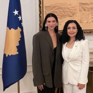 La cantante Dua Lipa fue nombrada embajadora de honor de Kosovo