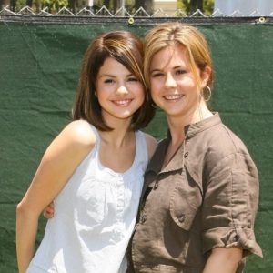 Selena Gomez y su madre enfrentan una demanda relacionada con Wondermind