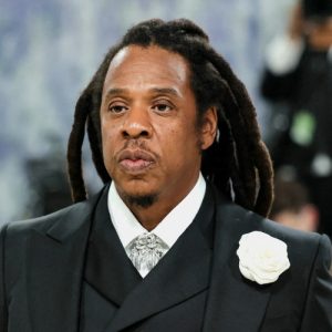 Jay-Z llega al escenario del Super Bowl LXI