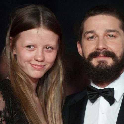 Mia Goth solicita el divorcio de Shia LaBeouf y pide la custodia de su hija